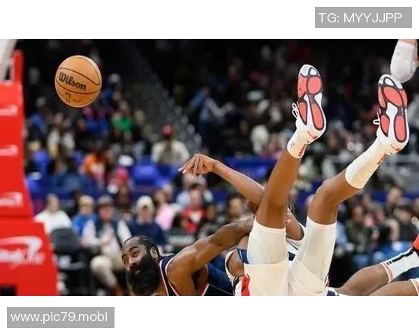 被交易至骑士后 哈登现身快船训练营 与工作人员感人告别